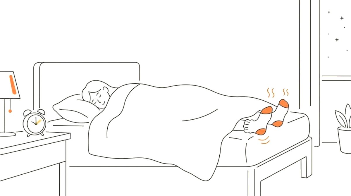 布団から出た足にゆるい靴下を履いて眠る人と、温かさを示す小さな波線のフラットイラスト