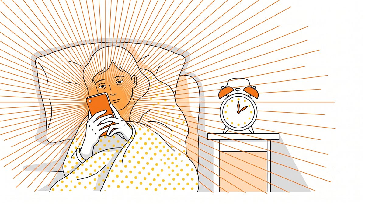暗い布団の中でスマホの光だけが顔を照らし、枕元に時計が置かれているイラスト