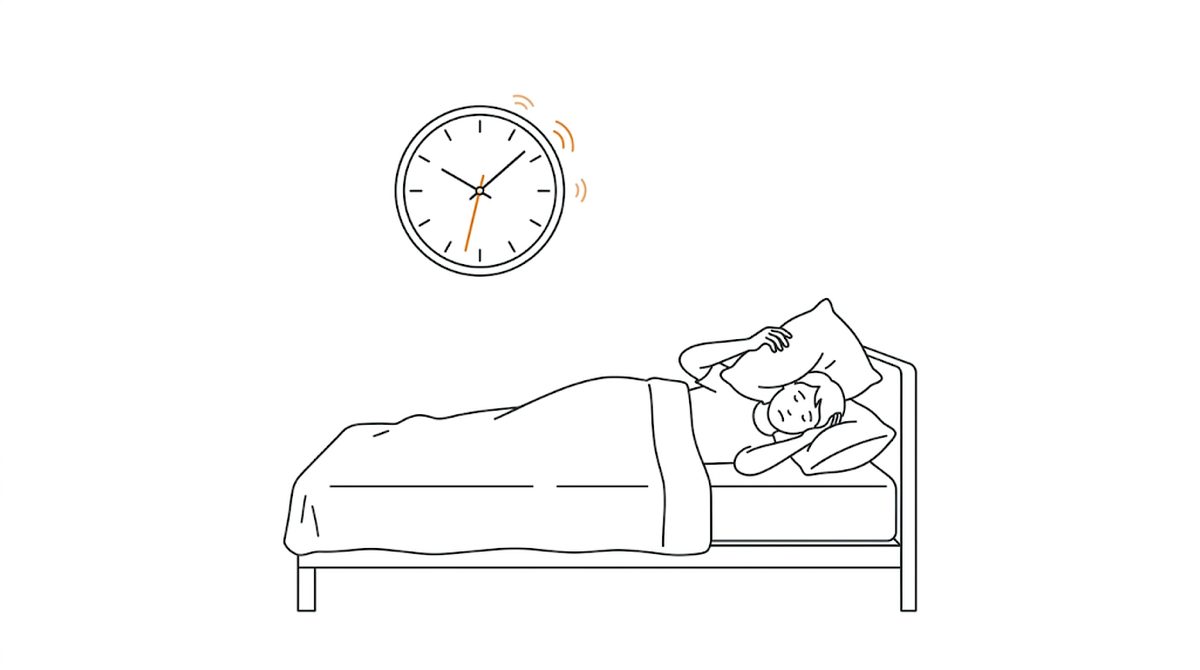 暗い寝室の壁に掛かった時計と、枕に頭をのせて耳をふさぐ人のフラットイラスト